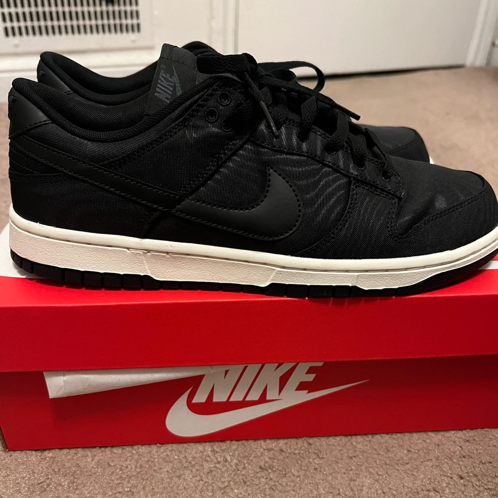 Calling all Sneaker heads! A decent pair of #Dunks up for grabs!